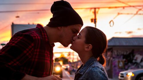 Lovearoundme - To Kiss on the First Date or Not to Kiss? 8 Men Reveal Their  Inner Thoughts